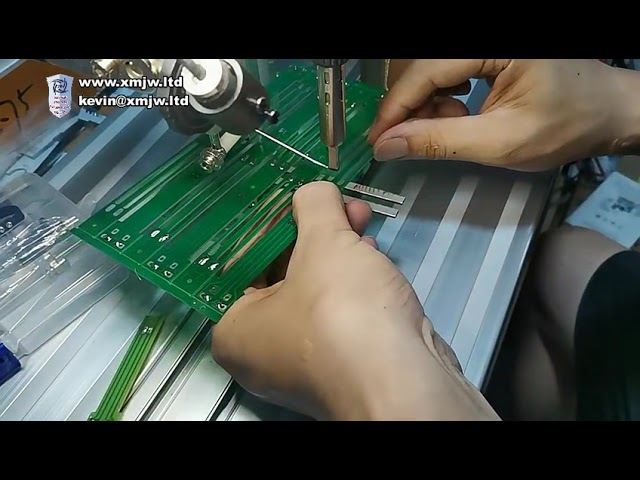 เครื่องบัดกรีขนาดเล็กสำหรับงานเชื่อมสายลำโพงและแผงวงจรไฟฟ้าในโรงงาน
