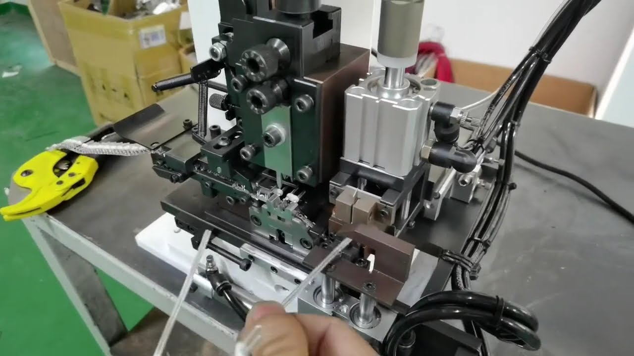 เครื่องแยก ตัดปลาย ลอกเปลือก และ Crimp สายคู่ขนานอัตโนมัติในเครื่องเดียว