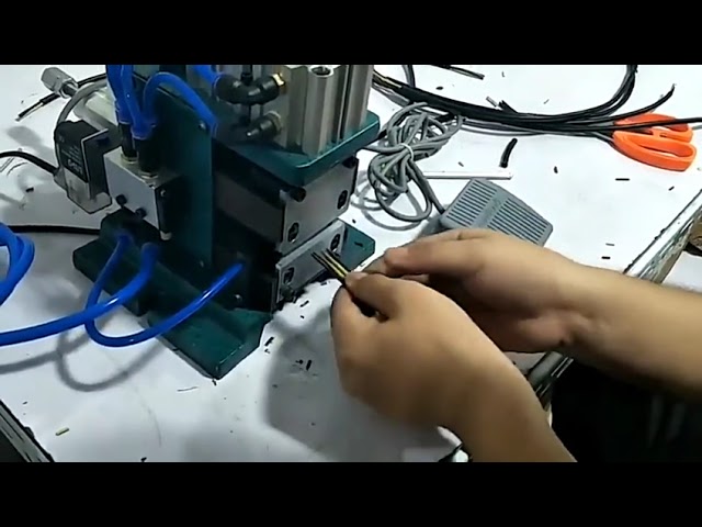 เครื่องปอกสายไฟอัตโนมัติระบบลม 3F สำหรับสายไฟหลายแกน ทำงานเร็ว แม่นยำ