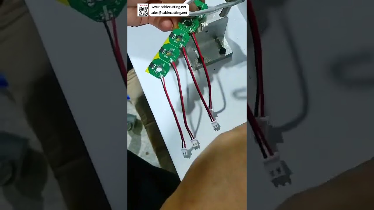 เครื่องบัดกรีลวดพัดลมขนาดเล็กลง PCB ความเร็วสูง 800 ชิ้น/ชม. ให้ผลผลิตและคุณภาพการเชื่อมที่ยอดเยี่ยม